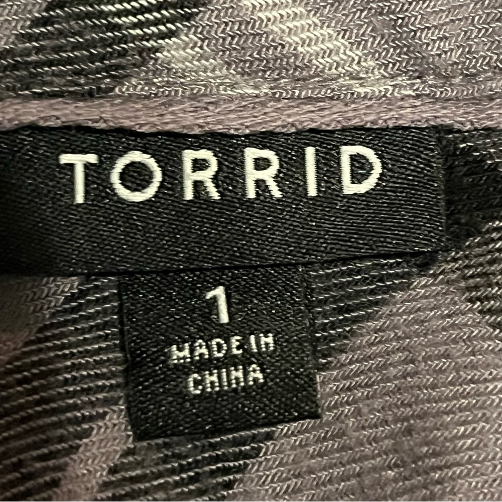 Torrid Plaid Button-Up Shirt Gray and Black Size 1 - Picture 7 of 7